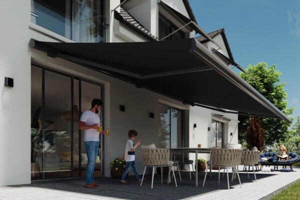 kadeco_markise_210_790_terrasse_fenster_grau_closeup_druck