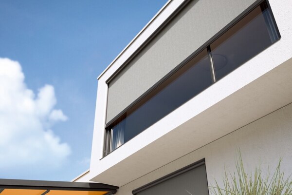 Weißer Putzbau, Detailansicht Fenster mit Fenstermarkise markilux 876.